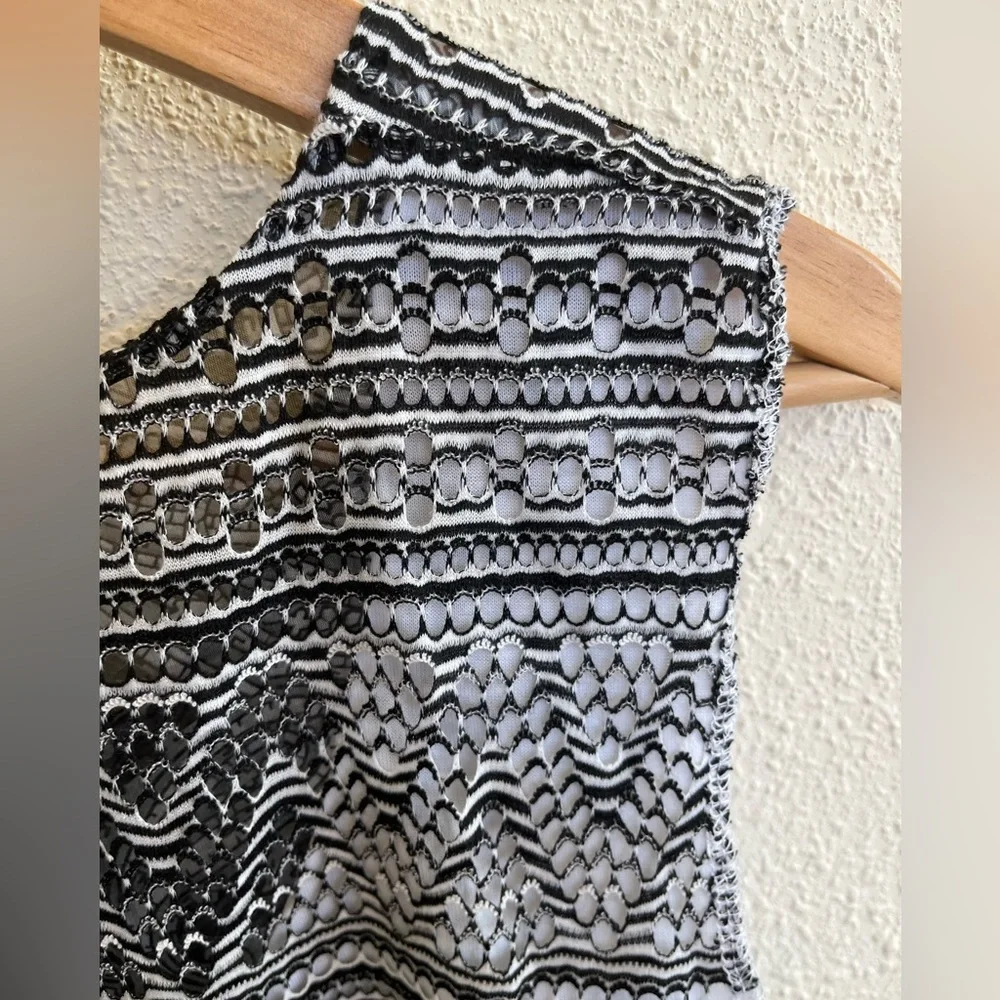 One World black and white tank - Picture 2 of 8